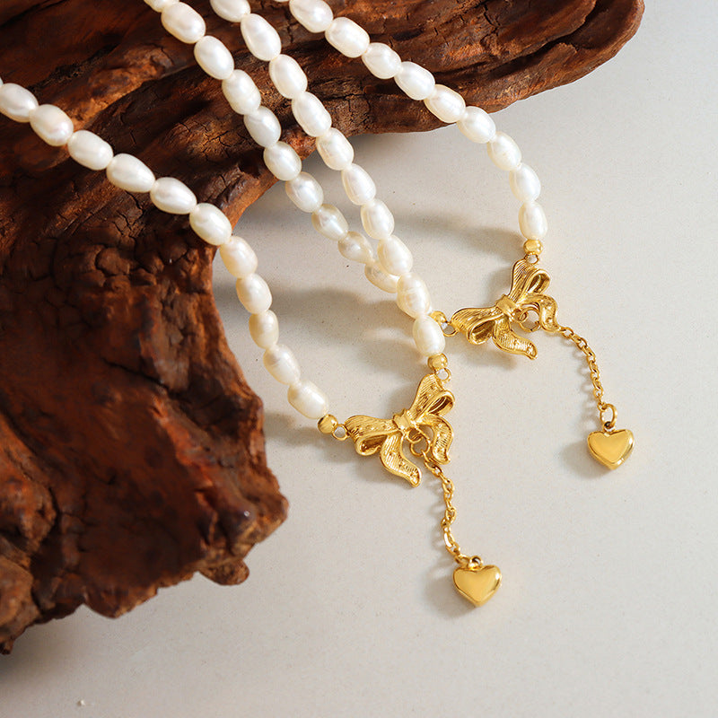 Corazón Perlado: Collar de Acero Titanio con Perla de Agua Dulce