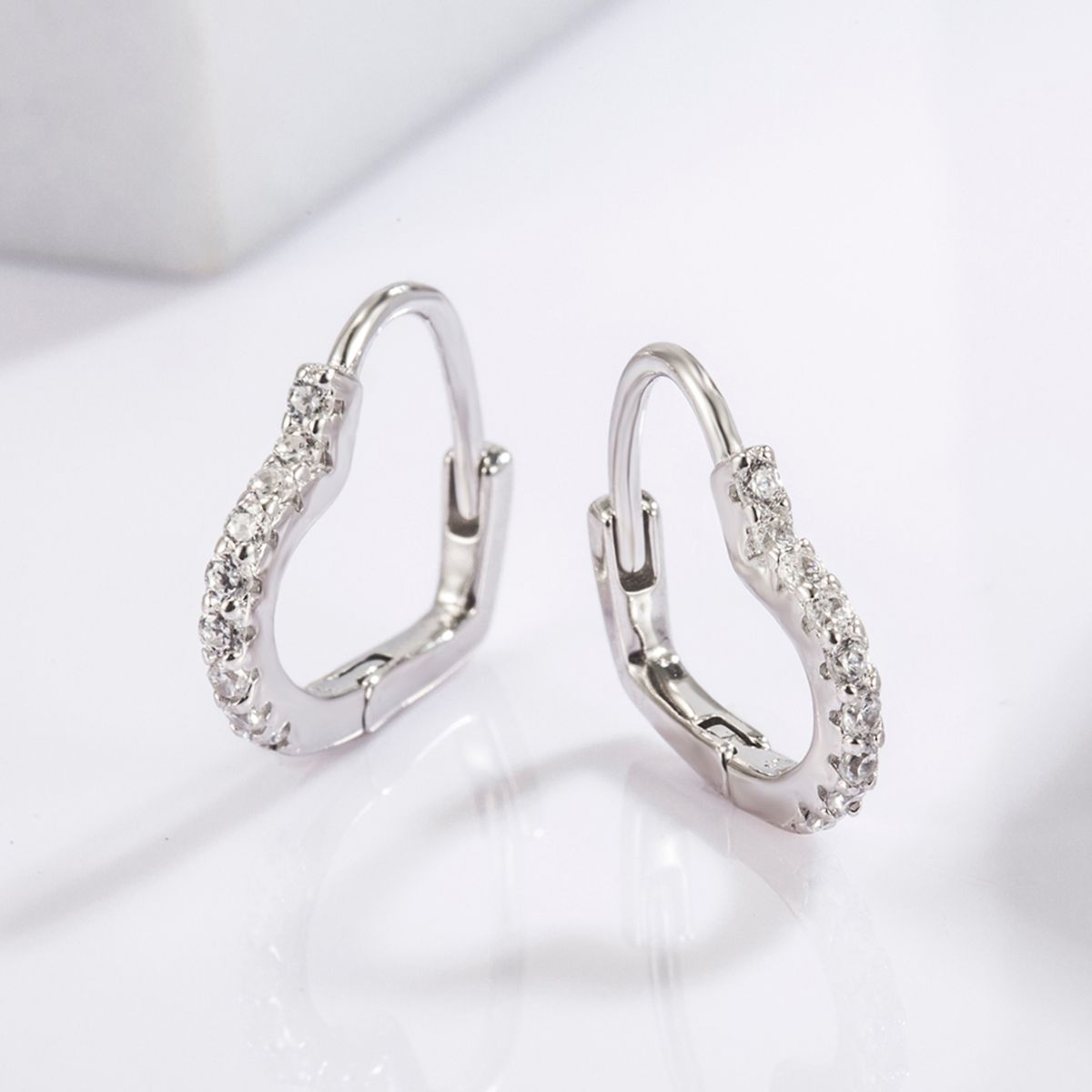 Aretes de Corazón en Plata y Zirconia: Un Toque de Elegancia y Romance