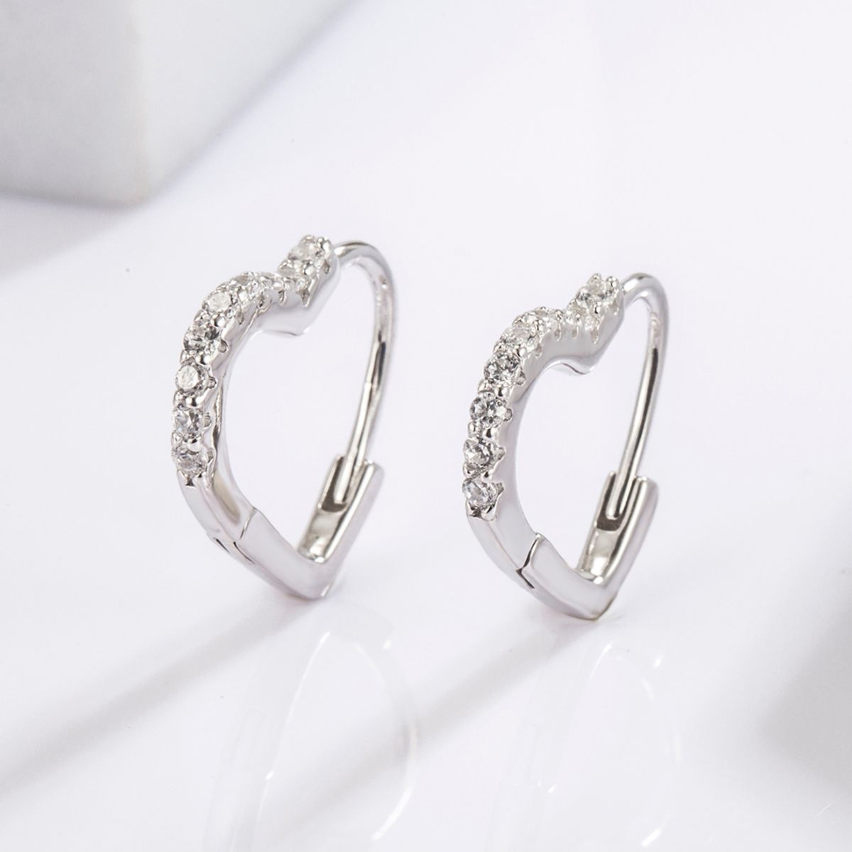 Aretes de Corazón en Plata y Zirconia: Un Toque de Elegancia y Romance