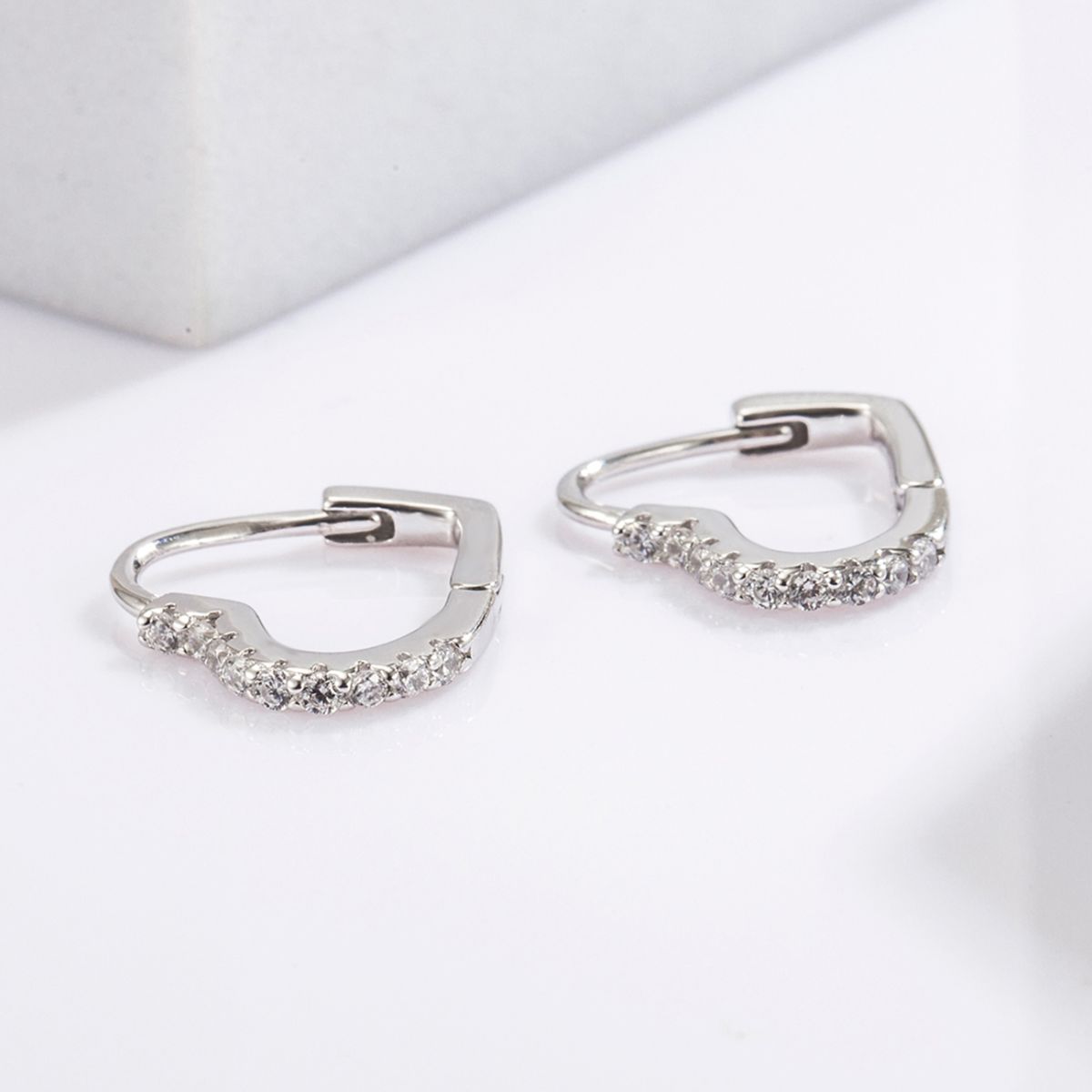 Aretes de Corazón en Plata y Zirconia: Un Toque de Elegancia y Romance