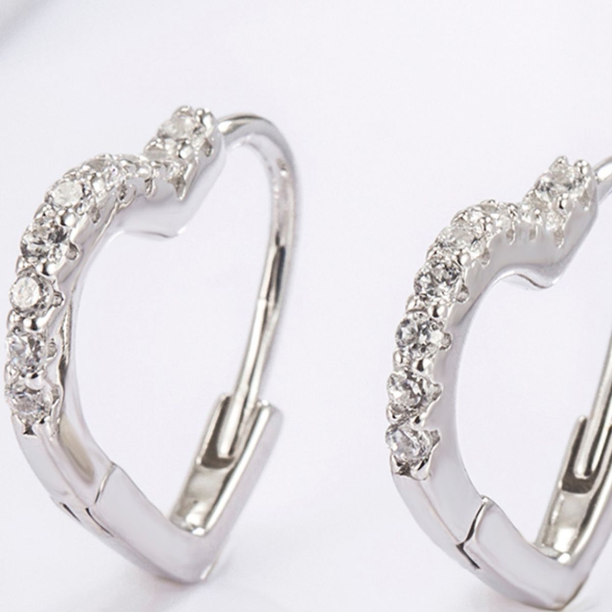 Aretes de Corazón en Plata y Zirconia: Un Toque de Elegancia y Romance