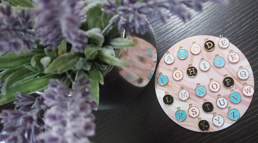 Charms de Letras de colores - Negro y Blanco con detalles en dorado